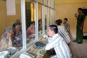 NÊN LÀM GÌ KHI CÓ NGƯỜI THÂN BỊ TẠM GIỮ, TẠM GIAM?